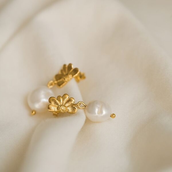 Boucles d'oreilles Camélia (plaqué or) – Image 3