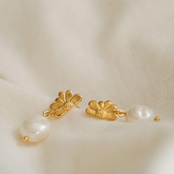 Boucles d'oreilles Camélia (plaqué or) – Image 4
