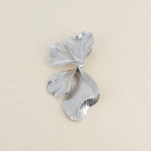 PIN'S  DEMI FLEUR ARGENT